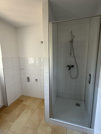 Власний сад площею 314 м²: відремонтована 4-кімнатна квартира у власності з 2 балконами, без комісії – Dusche