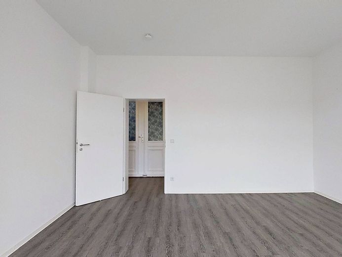 Più budget per candele e zuppa di zucca - Trasferirsi e risparmiare un canone d'affitto netto: ampio appartamento di 4 locali con 115 m² – Ansicht II: Wohnzimmer
