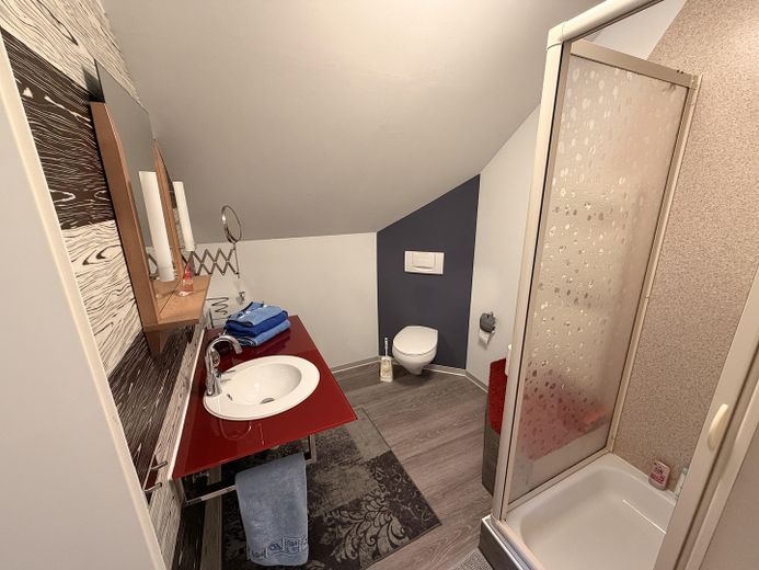 Attic apartment in a quiet peripheral location with a parking space in front of the house – optionally furnished – – Duschbad/Waschmaschinenanschl.