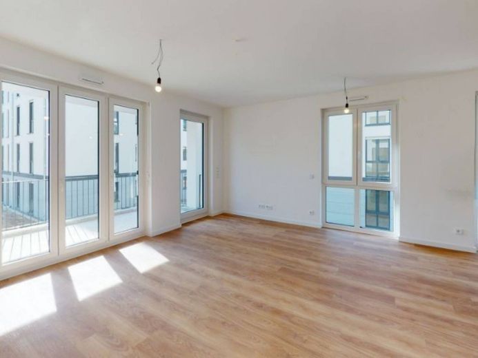 Helle 3-Zimmer-Wohnung mit Balkon und Dusche + Badewanne in Nauen! – Wohn - und Esszimmer mit offe…