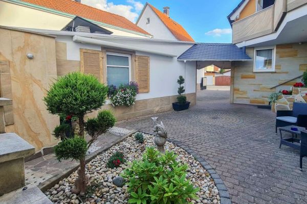 Tre unità: eccezionale complesso residenziale con oasi-giardino mediterranea e innumerevoli possibilità