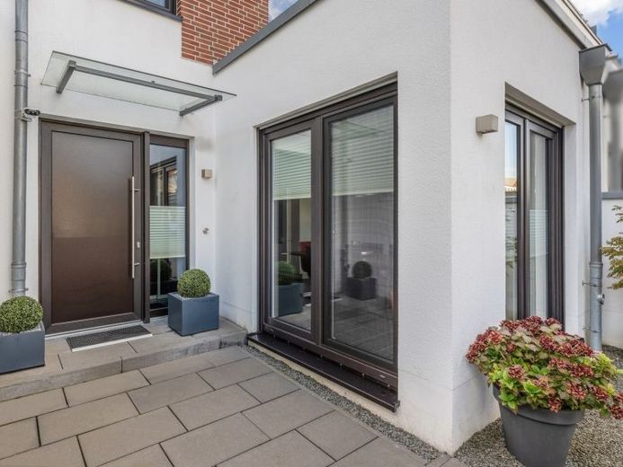 Modernes, energieeffizientes Townhouse von 2018 mit Garten und Dachterrasse – Foto 1