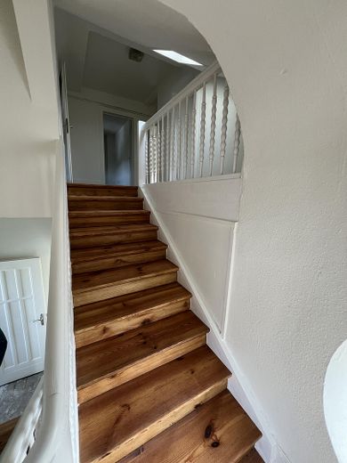 Sanierte Doppelhaushälfte mit Altbau-Charme in Jünkerath (Vulkaneifel) – Treppenaufgang 2. DG