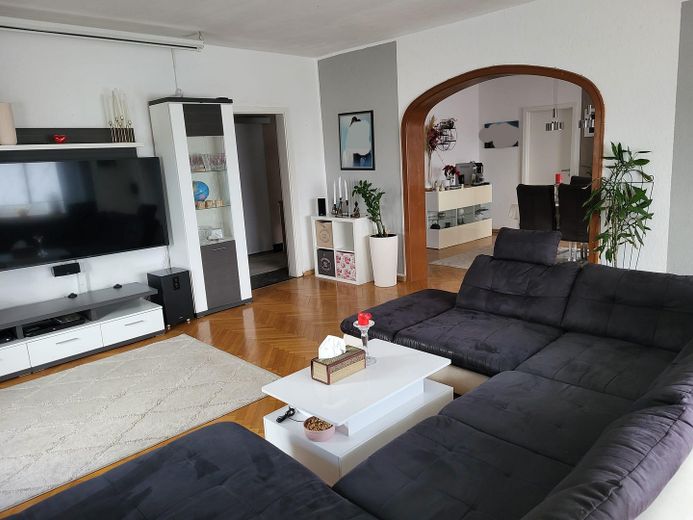 Großzügige 4,5 Zimmer Oase in Heilbronn Ost mit traumhafter, großer Terrasse und 2 Balkonen – Wohnzimmer mit durchgangsbogen