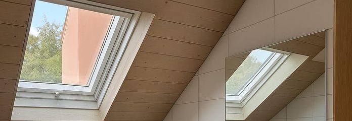 Bad mit großem Dachfenster