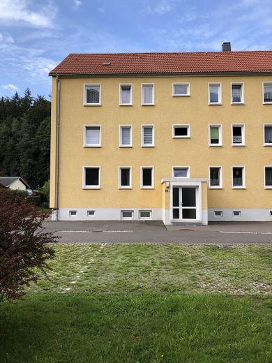 Verfügbarkeit ab 15.09.2026 – Charmante, teilmöblierte 2-Zimmer-Wohnung mit Westbalkon – Hauseingang und Parkplatz