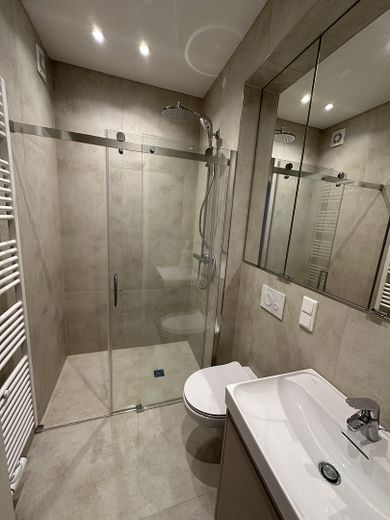 Erstbezug 2026 | Designer-Küche | Balkon | Ankleide | ruhig | teilmöbliert | mit Anmeldung – Badezimmer
