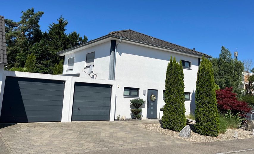 Modernes Einfamilienhaus mit Wintergarten, Doppelgarage und liebevoll angelegtem Garten in Schwendi – Frontansicht