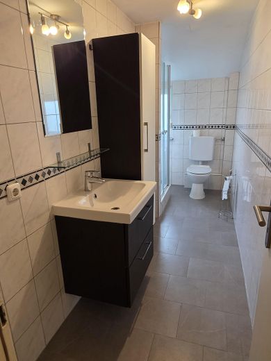 Fantástico apartamento de 2 habitaciones en la planta abuhardillada, en el centro de Hanau, con una preciosa terraza en la azotea – Bad