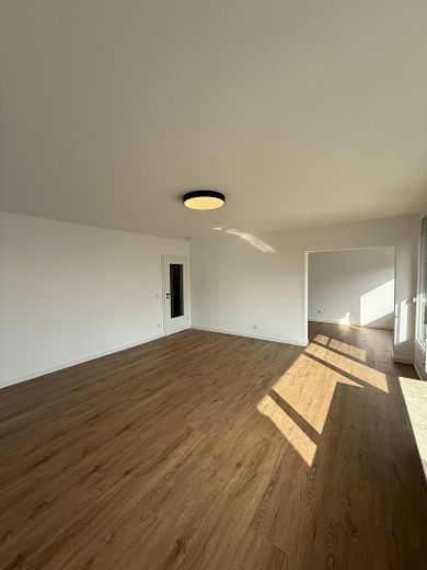 Sanierte 2,5 ZKB-Wohnung, Balkon, Aufzug & Garage im Herzen von Siegen! – Wohnzimmer
