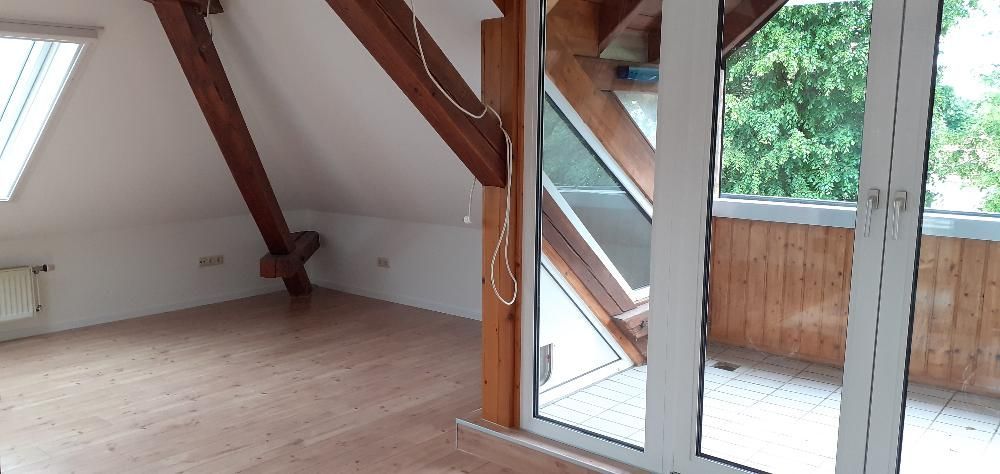 Schicke, gemütliche Dachgeschosswohnung in ruhiger Lage – Wohnbereich &amp; Loggia