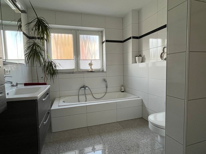 Privatverkauf - Einfamilienhaus mit Wintergarten, PV-Anlage & zwei Garagen in Kerpen-Sindorf – Badezimmer EG