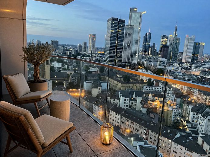 Skyline Living volledig gemeubileerde 4-kamerresidentie met balkon, conciërge & parkeerplaats – Foto 3