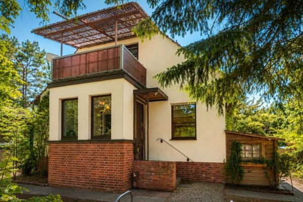 Casa unifamiliare con oasi-giardino a Berlino-Hermsdorf | Cantina, doppio garage e molto spazio per tutta la famiglia