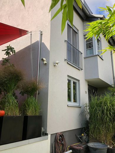 Sonniges Reihenendhaus mit Atelier - ruhige, familienfreundliche Lage, Garten & Blick über Skyline – Wohnhaus Eingangsbereich