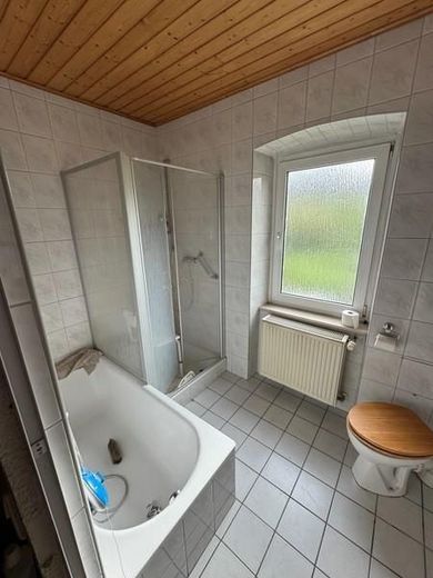 Großes Einfamilienhaus auf 1.500 m² Grundstück mit Scheune &amp; attraktivem Entwicklungspotenzial – 11 EG Wanne Dusche WC