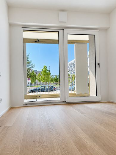 2-Zi.-Erstbezug in Pasing | Designküche mit Kochinsel | 13 m² Glasloggia – Schlafzimmer Blick zur Loggia