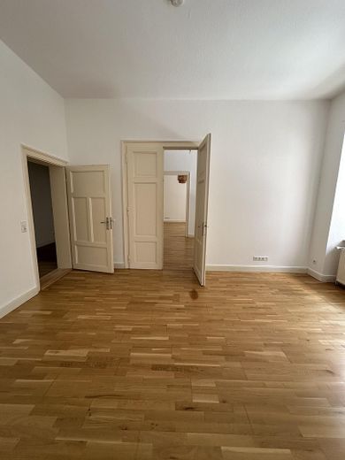 Erstbezug, neu sanierte 4 Zimmerwohnung Nähe Wilhelmsplatz – Zimmer mit Parkett