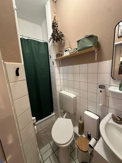 Helle, schöne und gepflegte Altbauwohnung mit Dielenfussboden und Einbauküche – Weisses Bad 