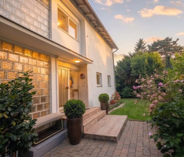 Rosenheim’de merkeze yakın bahçeli ve garajlı ikiz ev, komisyonsuz – Hauseingang