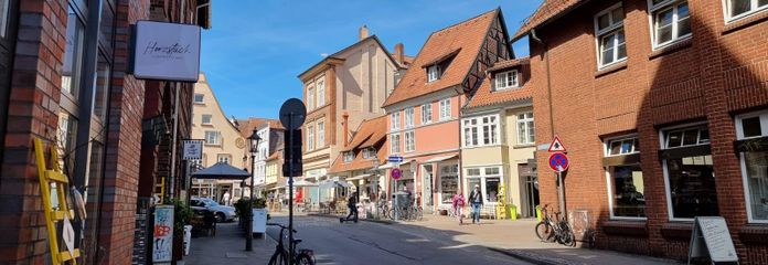 Gegenüberliegende Straßenseite