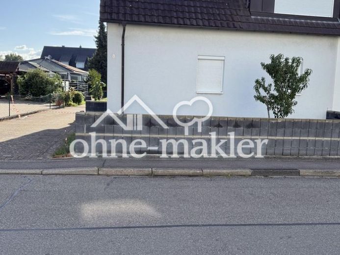 Maison jumelée bien entretenue avec grand terrain de 580 m² et carport, sans commission, libre de toute occupation – Photo 1