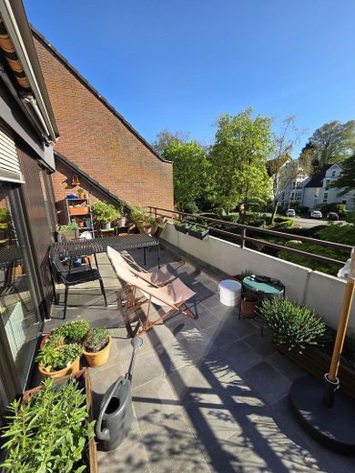 Splendido appartamento all'ultimo piano con camino, due balconi e vista sul verde – Terrasse vorne
