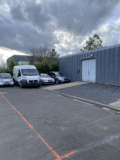 Voll ausgestattete KFZ-Werkstatt  Reifenservice in Hanau-Wolfgang zu vermieten – Ein Teil der Abstellplätze