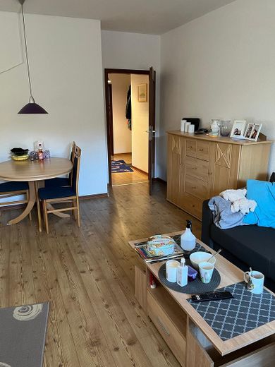 Wohnzimmer m.Tür zum Flur