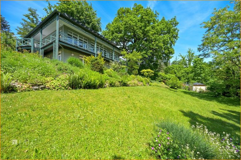 Garten mit Hang und Gebäude