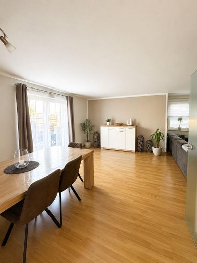 Großzügige 4-Zimmer-Maisonette Wohnung mit Hauscharakter, Garten und 2 Garagen – Wohn-Esszimmer