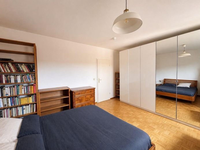 hell & möbliert: 2-Zimmer-Wohnung mit Balkon · 69 m² · befristet – Sleeping Room 