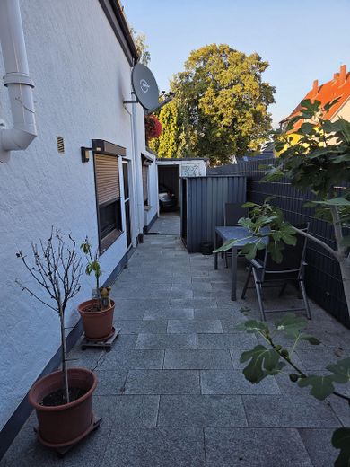 شقة في الطابق الأرضي مع تراس كبير في منزل يضم ثلاث وحدات سكنية في رونّبيك – Terrasse