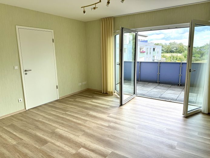 Zo goed als nieuw appartement in een meer-generatiewoning met garage, geschikt voor ouderen en drempelvrij – 3 bodentiefe Elemente