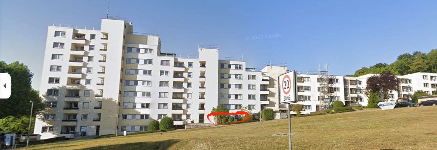 Blick auf Mehrfamilienhaus