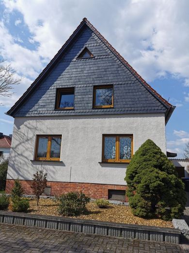 سعادة عائلية مُعتنى بها جيدًا مع 5 غرف وحديقة واسعة في هالدنسليبن – Blick auf das Haus von vorne