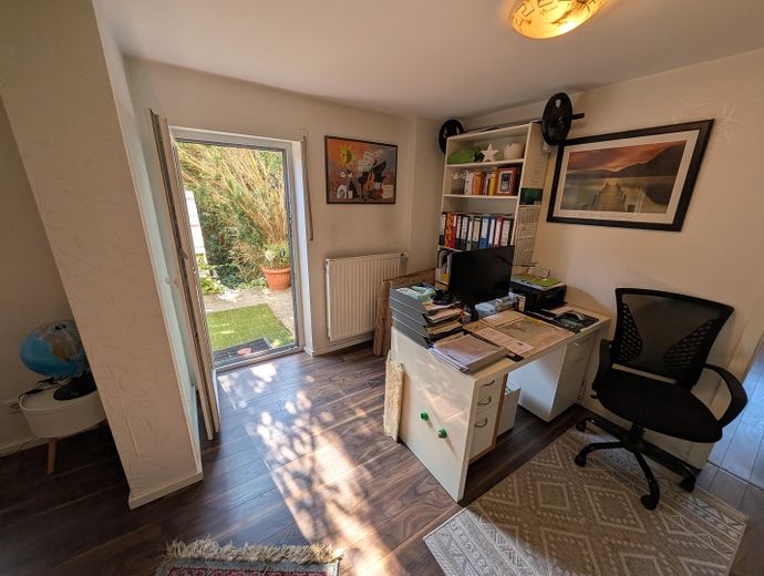 Casa bifamiliare centrale, ampio giardino consolidato, garage doppio, impianto fotovoltaico, senza provvigione – Büro EG, Zugang Terrasse