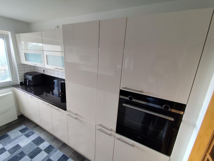 Grand appartement de 4 pièces avec balcon et place de parking en sous-sol, dans un quartier prisé de Bad Homburg – Küche