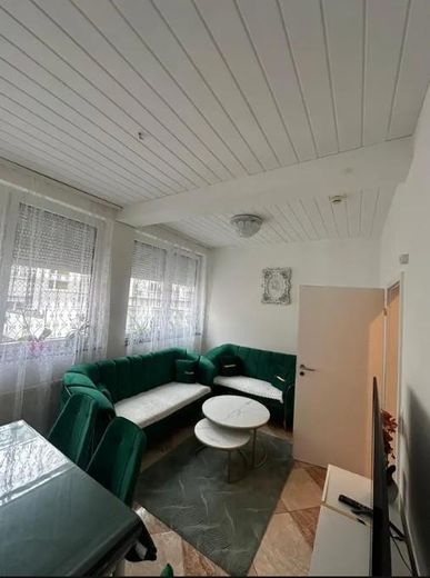 مبنى سكني وتجاري في موقع مركزي – Wohnzimmer
