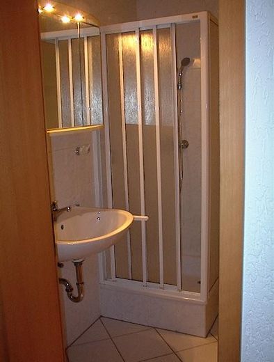 Apartamento individual amueblado con cocina equipada y lavadora – Bad 2