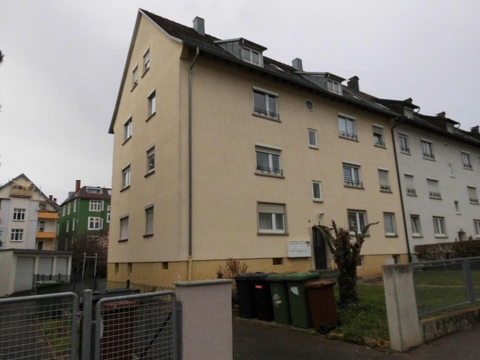 Großes Mehrfamilienhaus mit 8 Wohnungen und 5 Garagen von Privat – Vorderansicht