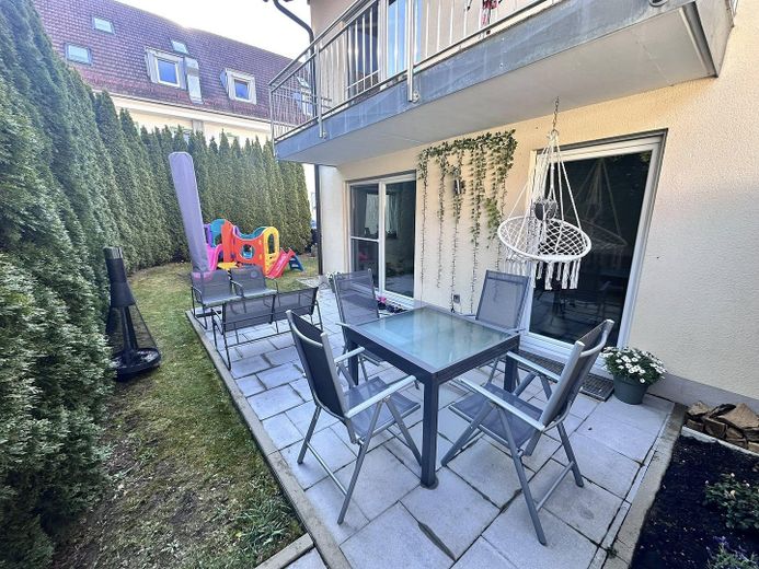 Raumwunder in Bestlage -Stillvolle DHH mit 7 Zimmern & TOP Energieeffizienz A+ – Terrasse