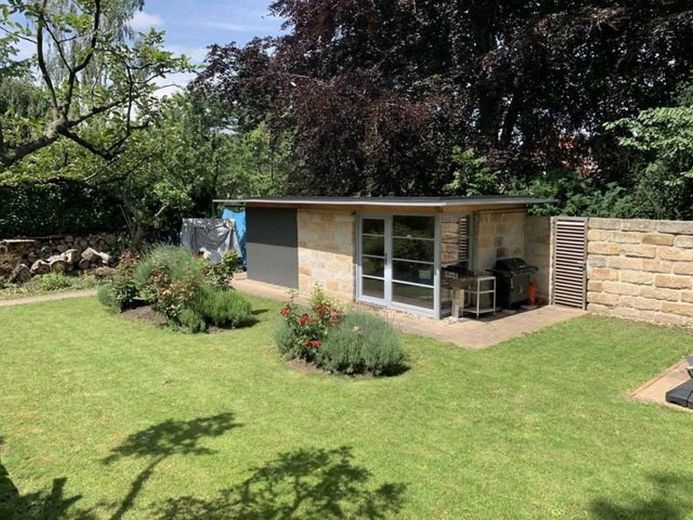 RUHIGE 5-RAUM WOHNUNG IN ZWEIFAMILIENHAUS MIT GARTENANTEIL – mit Gartenhaus