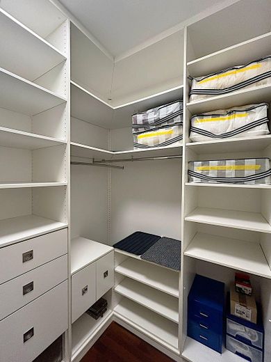 Penthouse exclusif dans le quartier belge – Un logement meublé avec style, calme et lumière – Ankleideraum