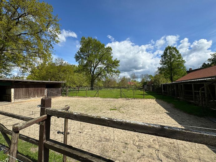 Exkl. Anwesen, Family-Office oder Pferdehof nur 64 km von Hamburg - max. bis 30 ha Eigenland möglich – Reitplatz und Offenställe