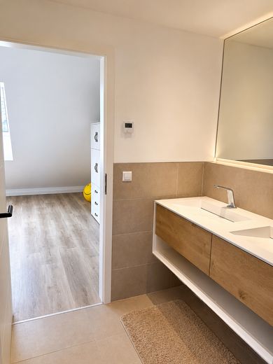 Energetisch kernsaniertes, modernes Reihenmittelhaus (KfW 55) mit Garten, Terrasse & Garage – Badezimmer en Suite im DG