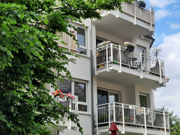 2 sonnige WE (5% Rendite) TOP gepflegt, Balkon, Aufzug, ruhig und trotzdem mitten in Zwickau! – Foto 1