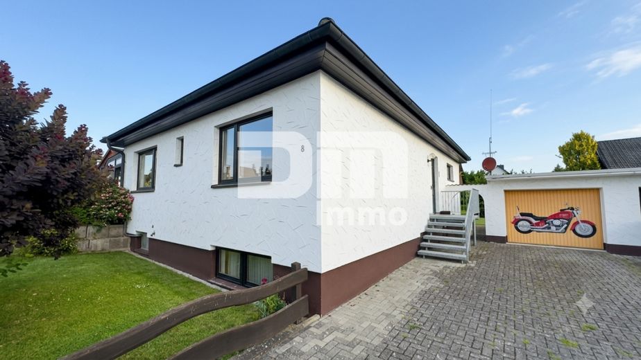 Solider Familien-Bungalow mit großem Potenzial in ruhiger Lage mit Wintergarten und Garage – Titel Frontansicht Einfahrt / Garage