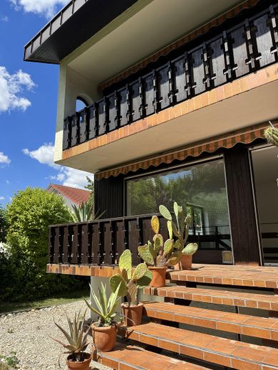 Zentrumsnah: Wohnhaus mit Galerie/Atelier, Einlieger-App.  & traumh. Naturgarten (834 qm) – BalkonOG/Terrasse EG