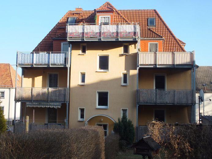1 ZKB + Balkon in Zwickau-Auerbach, Dachgeschoss-Wohnung mit EBK – Ansicht Garten (Balkon oben)